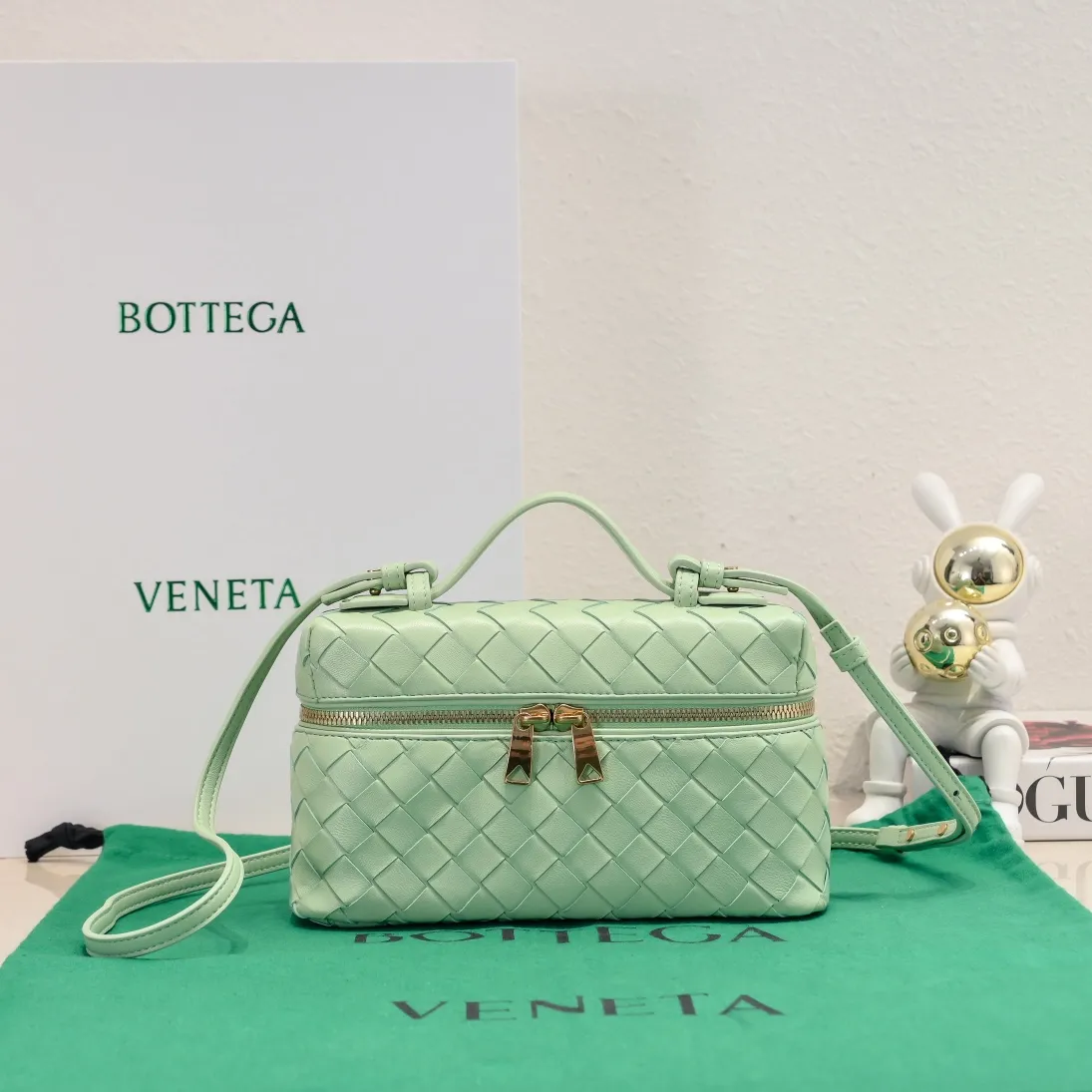 Batch 1360 Bottega Veneta 24 spring and summer woven zipper crossbody bag. A crossbody bag that can be used as a cosmetic bag. The exquisite weaving and compact body are an indispensable accessory for the upcoming summer. The double zipper also better protects the bag. It has a large capacity. If you like it, don’t miss it. Style number: 9109 Size: 22*12.5*5cm